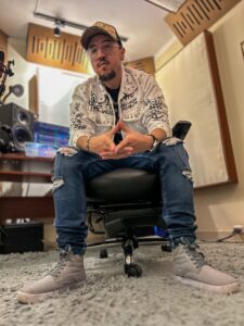 Kael Sounds colaborando con artista internacional en producción musical